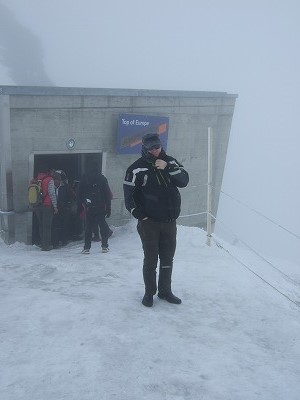 ユングフラウヨッホにいるんだか、吹雪でもうよく分かりません……