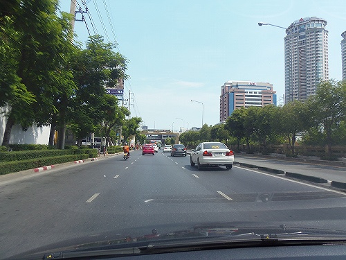 渋滞で有名なバンコクの通りもこの通り閑散。。。