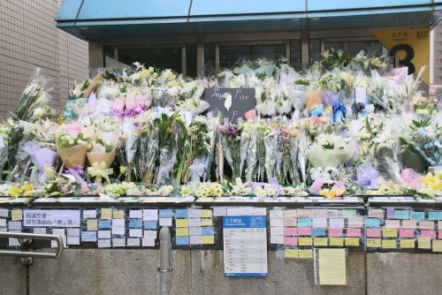 江子翠駅の3番出口に供えられた花