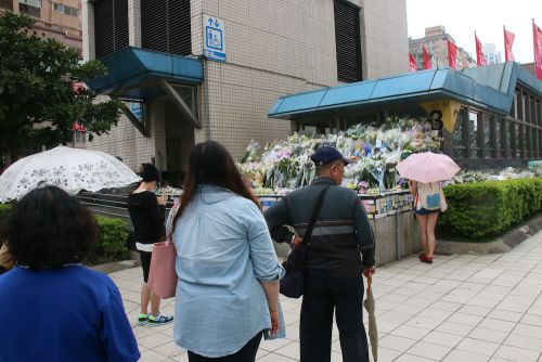 献花する人は絶えず訪れました