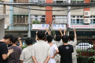 塀の前では……