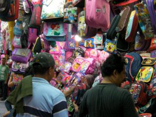 ごちゃついているのがウリの市場