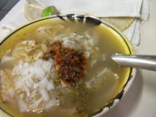 活気あふれる市場の名物　白ポソレ（豚とトウモロコシの煮込みスープ）