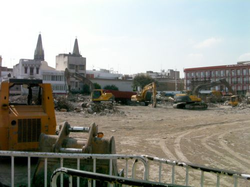 市場のあった場所は封鎖され、取り壊されています