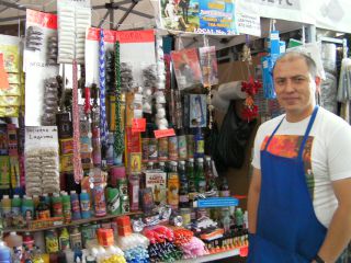 仮設のお店と４代目ウゴさん