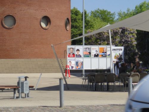 コミューンの建物前には日本と同じような看板もありました。