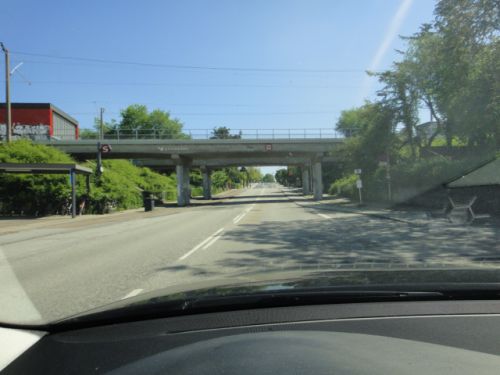 こちらも上の画像の続きの道路で、５０キロ制限なので標識はなくスッキリ