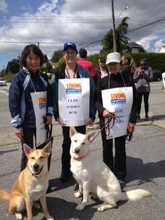 学校前に集まる教員の皆さん