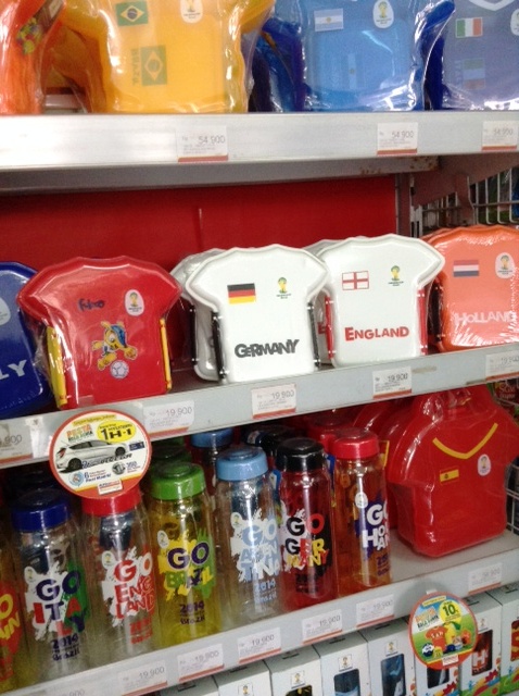 Ｗ杯のグッズ販売も。残念ながらこの店にはチームジャパンはありませんでした