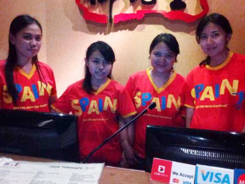 行きつけのマッサージやさんでも、いつもの衣装ではなくＷ杯Ｔシャツでお出迎え