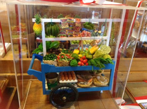 一番売れ筋の屋台は、この八百屋と焼き鳥屋台。650,000ルピア(約5800円）