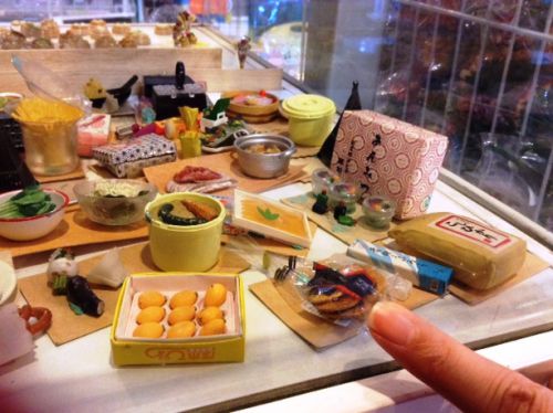 日本の食べ物のミニチュアも！　指と比べてもらえば、この小ささが分かるでしょうか