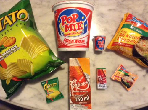 ラーメンなどのミニチュアマグネット。本物と並べてみました。1個7500ルピア（約65円）