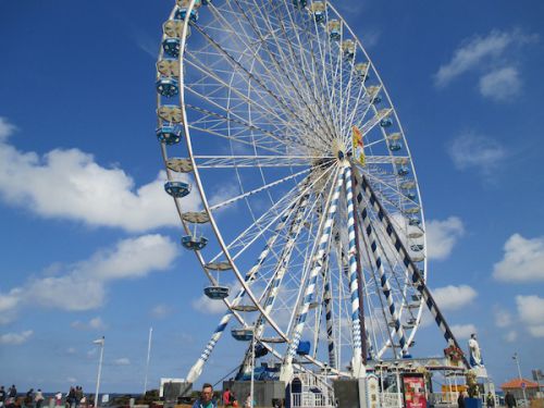 海の前に堂々と設置された観覧車