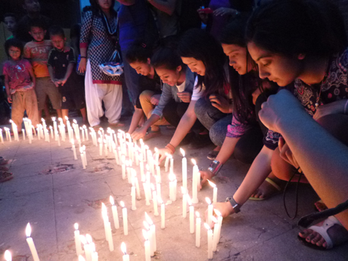 キャンドルに火を灯し、黙とうを捧げました