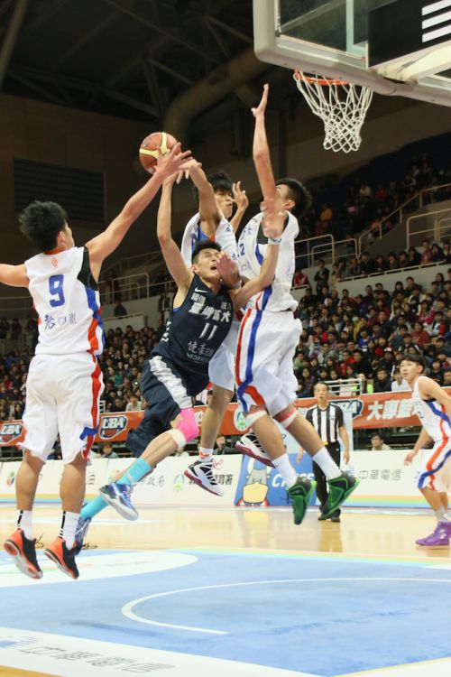 全力でシュートをブロック！