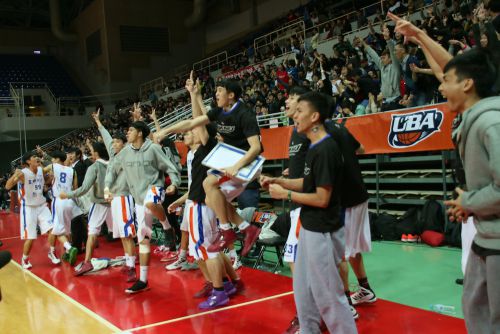 残り33.1秒で3ポイントシュートが決まり、大喜びの高雄師範大學のベンチ