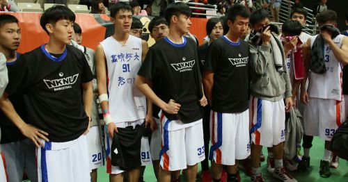 勝者を見つめる目には涙が光ります