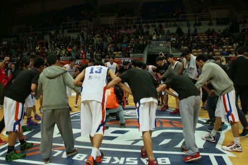 試合終了後に行うダンス、いつもは笑顔で行いますが、この日は涙目でした