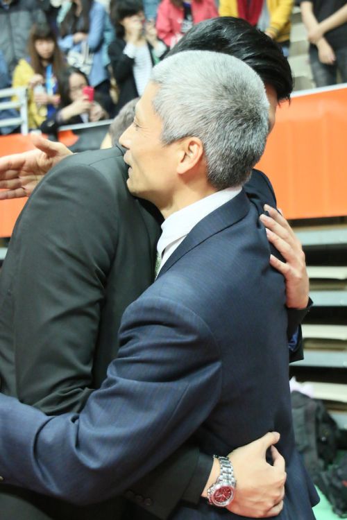 徐耀輝（シュー・ヤオフイ）ヘッドコーチ（右）はチームスタッフを慰めます