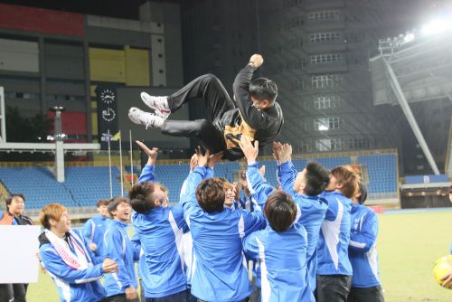 張武業（ジャン・ウーイエ）監督の胴上げ