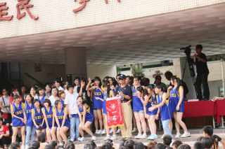 優勝チームの生徒たちは、校長先生と記念撮影