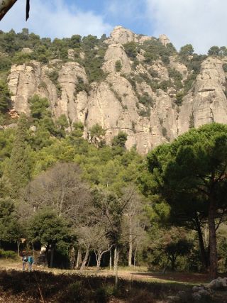 標高1235メートルのモンセラットの山は、このような崖のような岩山