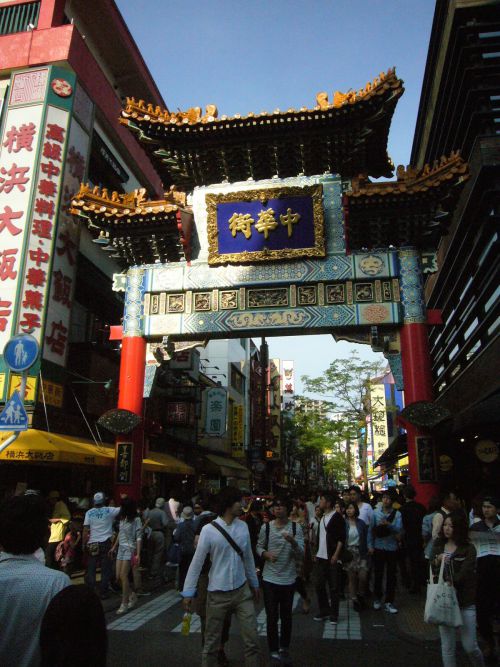 中華街の入口。道が人で埋め尽くされています