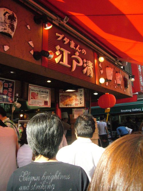 江戸清に並ぶ人々