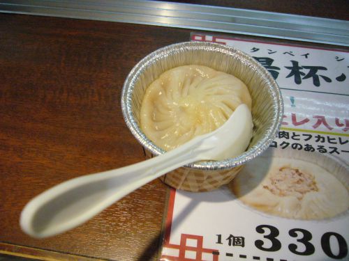 カップ入りの小籠包