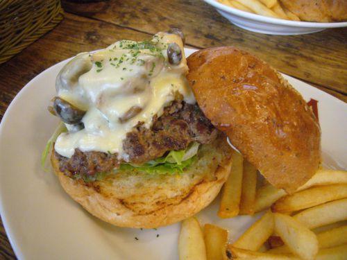 こちらがレギュラーサイズのグリルマッシュルームバーガー