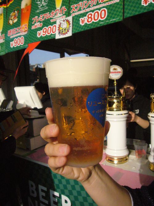 晴天の空の下、ドイツビールでかんぱ〜い