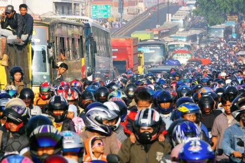 大型連休前の風景。田舎へ帰る人が多いので、首都ジャカルタ方面はすいています