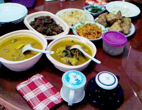 断食明け大祭の食事。真ん中の鶏肉のココナッツ煮込みと、右奥のココナッツの葉で包んで蒸したごはんがよく食べられます