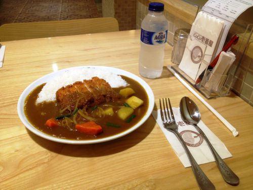 チキンカツ野菜カレー。ちょっと値は張りますが、具だくさんでおいしい！