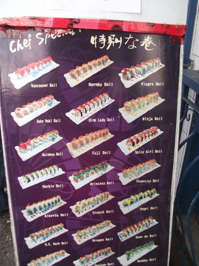 日本人以外が経営すると思われる店の看板には…