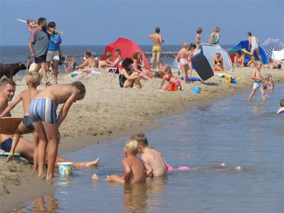 連休には、国内のビーチへ家族で行く人も