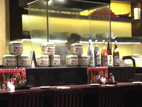 カウンターの向こうでは板さんがお料理中