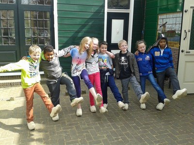 木靴がスニーカーがわり！　というオランダの子どもたち