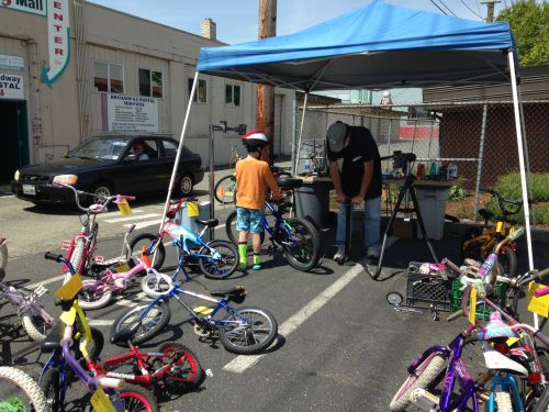 戦利品に最後の仕上げ。タイヤにいっぱい空気を入れてもらいます