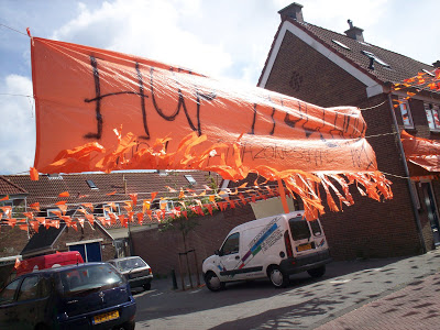 『オレンジ熱』に浮かされているオランダ人たち。家の前もこんな風に・・・