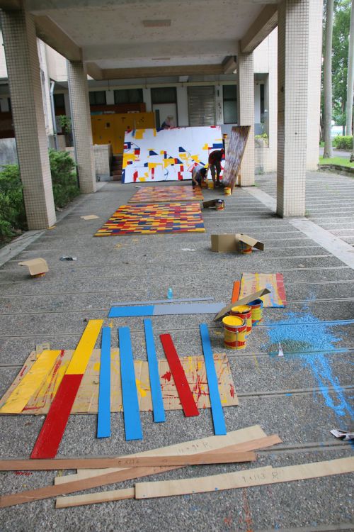 セットの準備も進行中