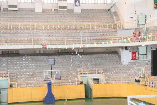 会場を交差するように旗を設置していますが……