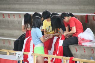 舞台に付ける紅白の幕の縫い付け作業