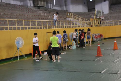 大きな扇風機の前に、みんな集まります