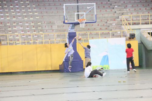 バスケットボールに興じるメンバー