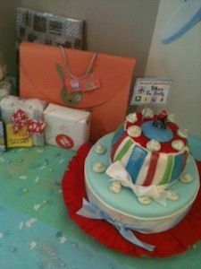 ケーキとゲストからのプレゼントたち