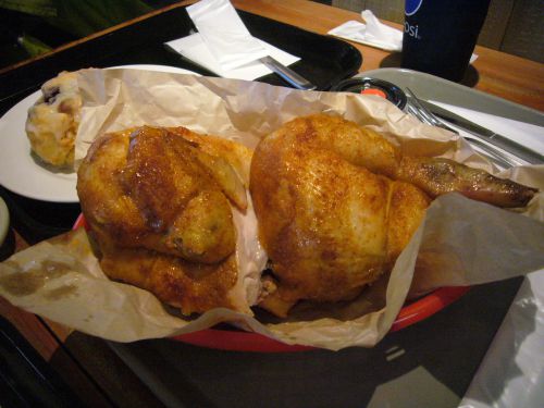 こちらがチキン！　左後ろにあるのがスコーンです