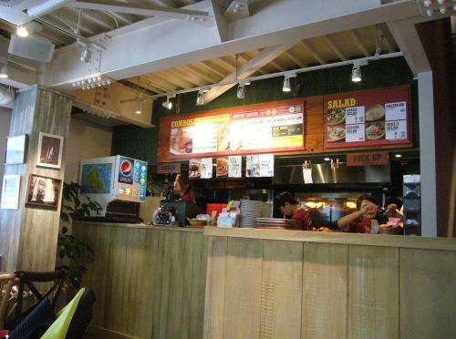 お店のカウンター。奥でローストされているのが見えます