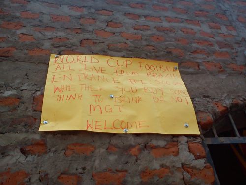 入場料500ウガンダシリング（約20円）でオールナイト観戦可とのこと